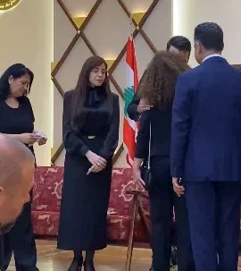 عبير نعمة تستقبل عزاء والدها بحضور عاصي الحلاني وعدد من الفنانين