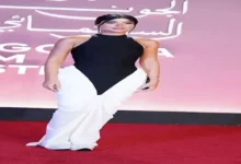 كارولين عزمي تتألق بفستان مميز بالأبيض والأسود في مهرجان الجونة السينمائي