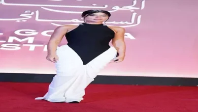 كارولين عزمي تتألق بفستان مميز بالأبيض والأسود في مهرجان الجونة السينمائي