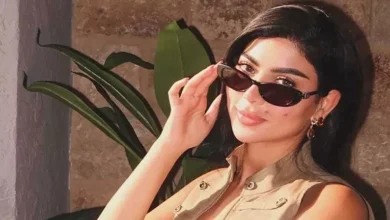 كارولين عزمي تشارك صوراً جديدة بإطلالة كاجوال أنيقة أمام البحر عبر إنستجرام