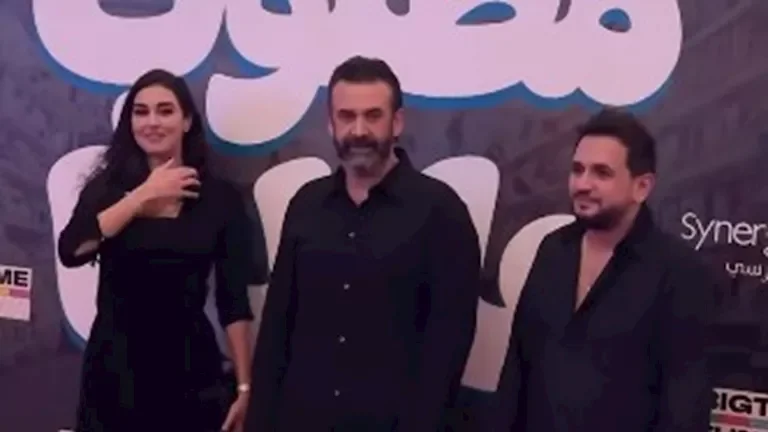 كريم عبد العزيز وياسمين صبري يشاركان في العرض الخاص لفيلم "مطلوب عائليًا" في دبي
