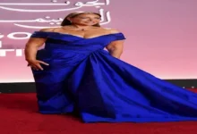 ليلى علوي تتألق بفستان أوف شولدر مزين بالكشكشات في مهرجان الجونة السينمائي