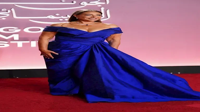 ليلى علوي تتألق بفستان أوف شولدر مزين بالكشكشات في مهرجان الجونة السينمائي