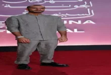 محمد الشرنوبي يتألق بإطلالة كلاسيكية أنيقة على ريد كاربت مهرجان الجونة السينمائي