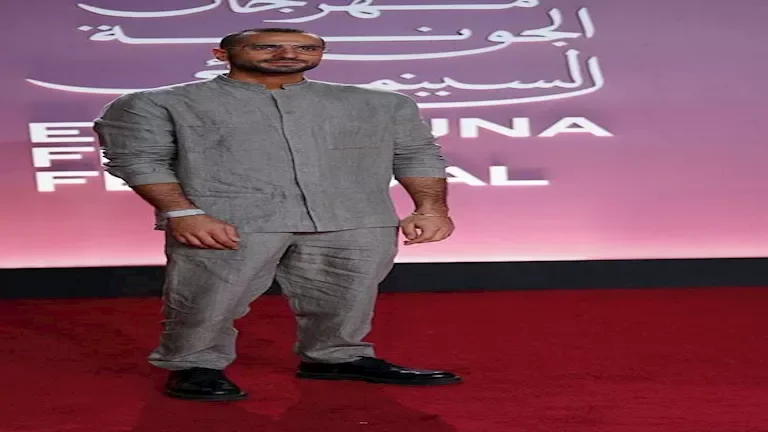 محمد الشرنوبي يتألق بإطلالة كلاسيكية أنيقة على ريد كاربت مهرجان الجونة السينمائي