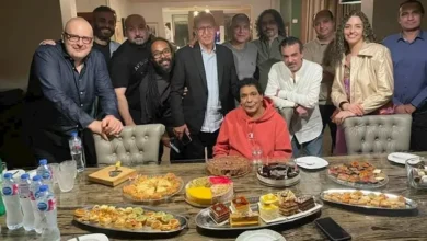 محمد منير يحتفل بعيد ميلاده الـ72 بحضور أصدقائه وفرقته الموسيقية