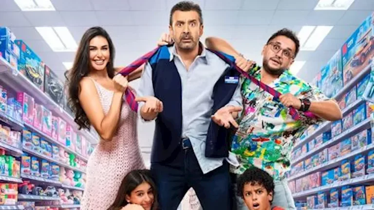 محمد منير يحتفل بعيد ميلاده الـ72 مع أعضاء فرقته في مؤتمر القاهرة السينمائي