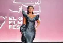 مهيرة عبدالعزيز تتألق بفستان رمادي بتصميم وردة ضخمة في مهرجان الجونة السينمائي