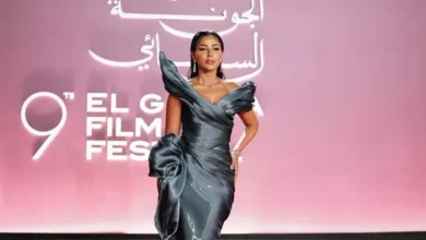 مهيرة عبدالعزيز تتألق بفستان رمادي بتصميم وردة ضخمة في مهرجان الجونة السينمائي
