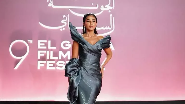 مهيرة عبدالعزيز تتألق بفستان رمادي بتصميم وردة ضخمة في مهرجان الجونة السينمائي