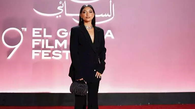 مي الغيطي تتألق ببدلة سوداء أنيقة في مهرجان الجونة السينمائي