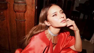 نيللي كريم تشارك صوراً جديدة من أسبوع الموضة في باريس بإطلالة حمراء مميزة