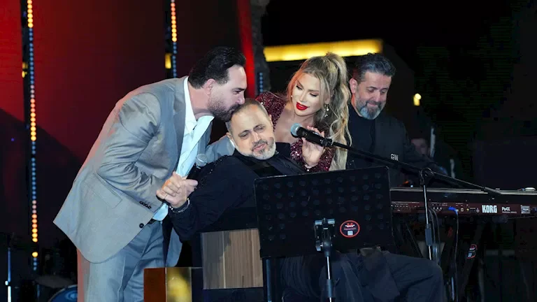 وائل جسار يقبل رأس جورج وسوف ويشيد بمكانته الفنية خلال حفل في الأردن